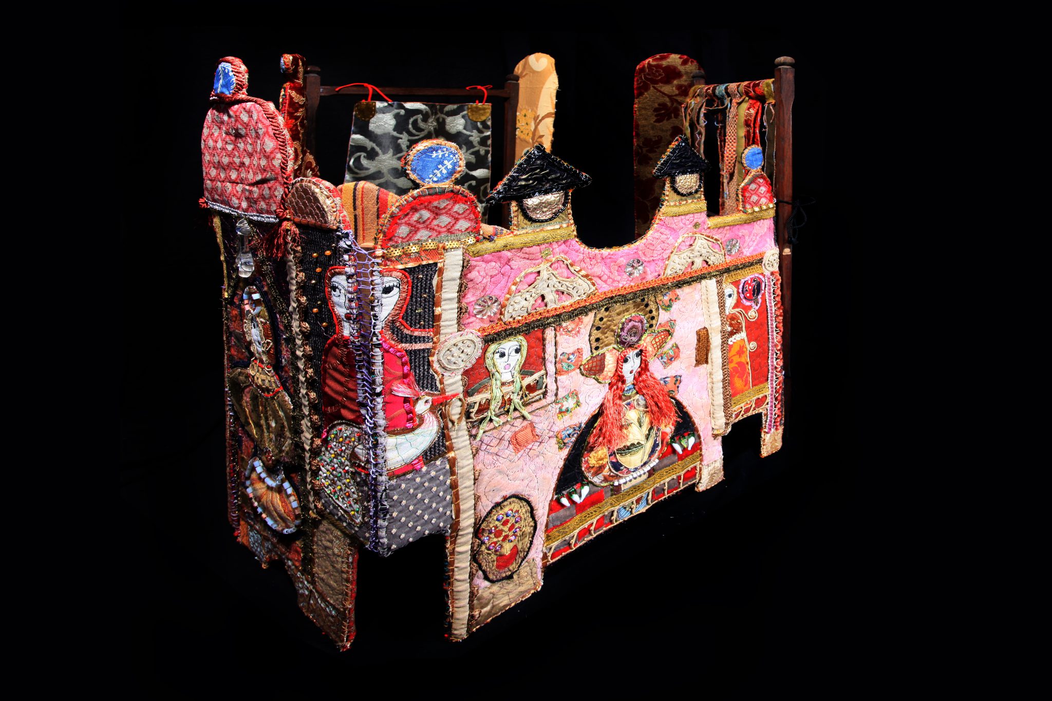 isepalais-de-fortune-la-chambre-de-la-reine-075-x-080-x-120m-installation-mixed-textile-media-2014-4